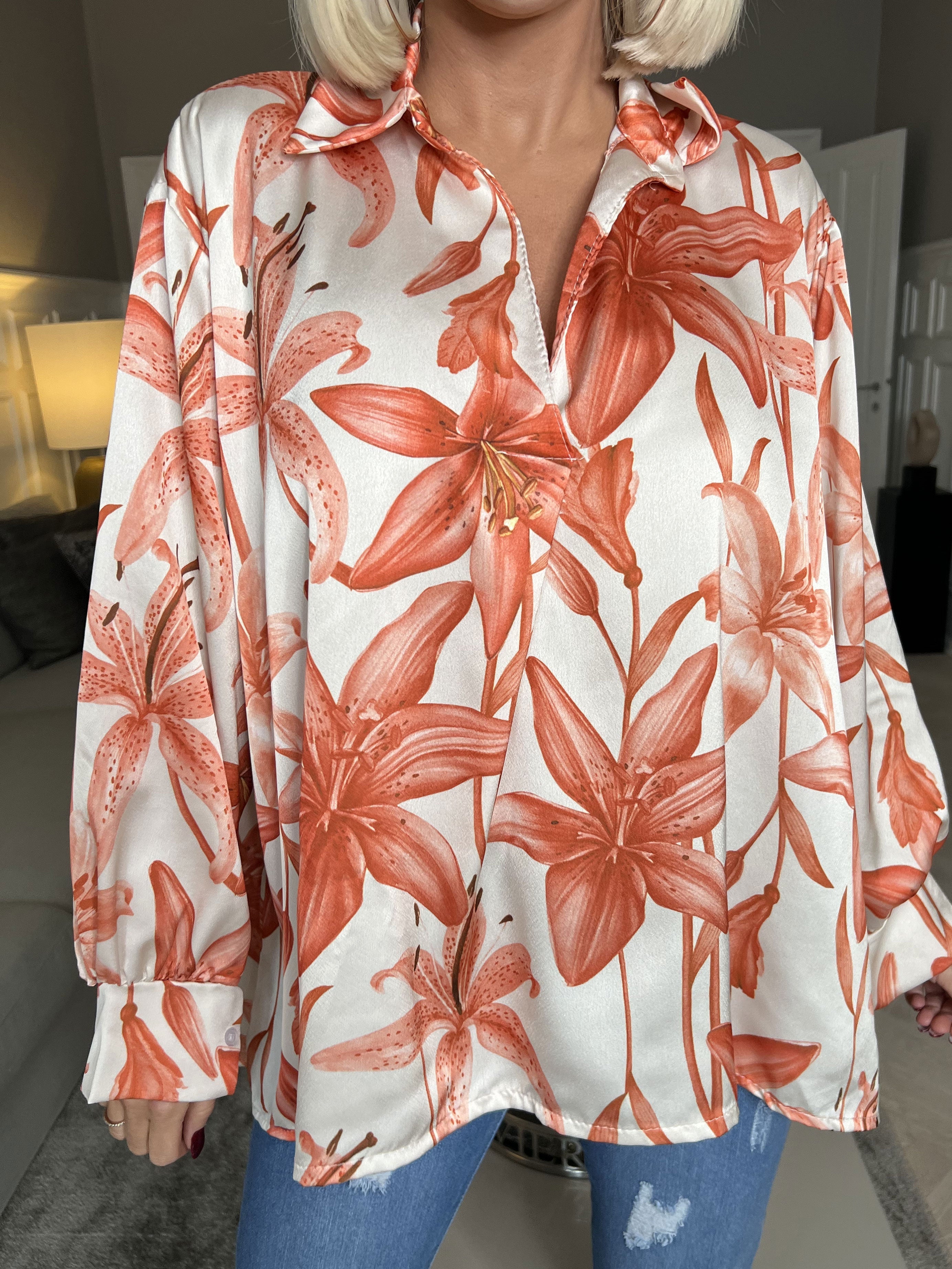 Paradise - Söt skjorta i silkeslook med liljemotiv